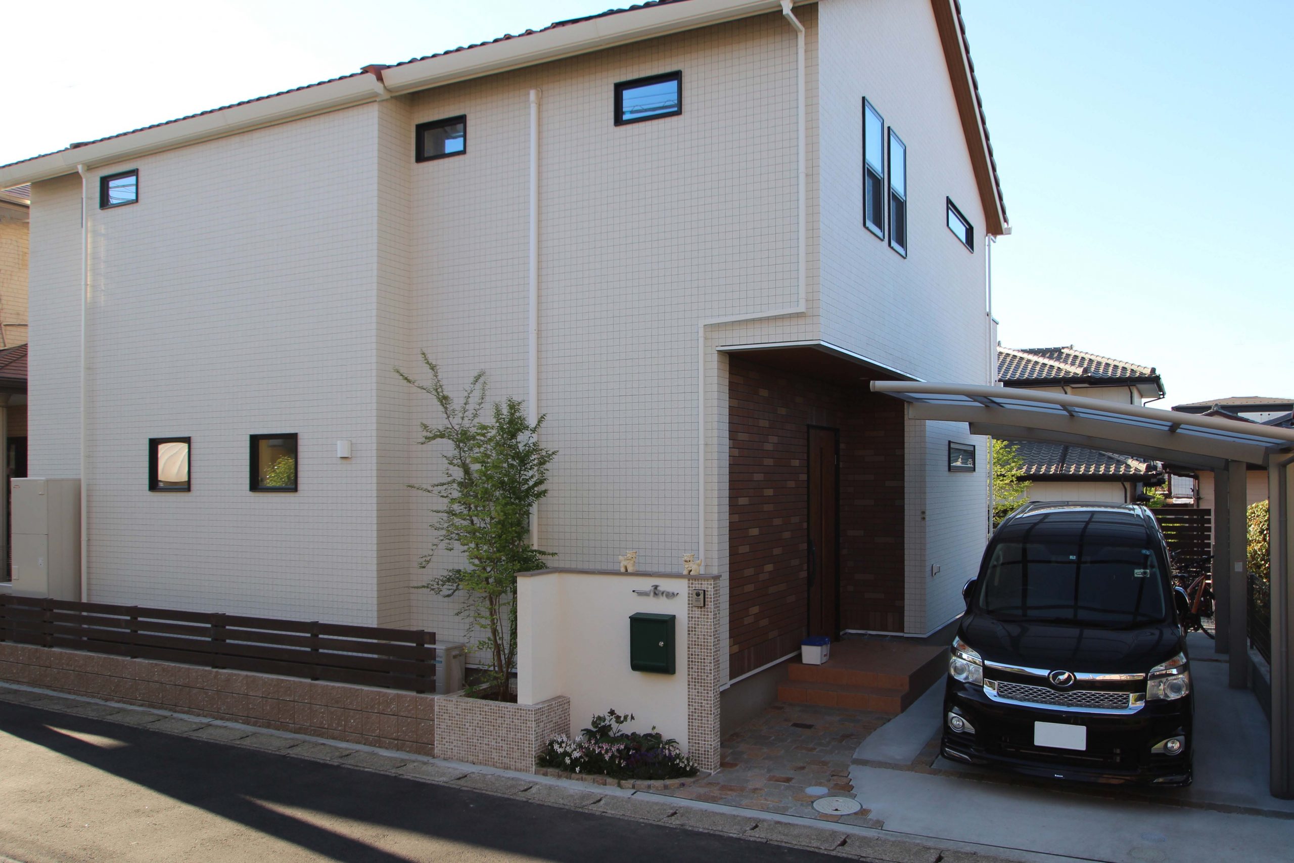 千葉市。<br>フェミニンなモザイクタイルの門袖。<br>コーナーとコンテナのペアリング。<br>印象美なツートングリーンを添えて。6